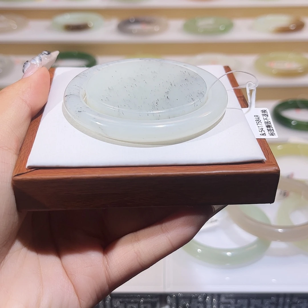 和田玉未镶嵌手镯白底青花