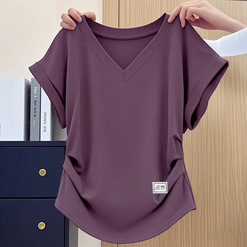 95棉大码v领短袖t恤女2025夏季新款宽松显瘦洋气褶皱弧形下摆上衣