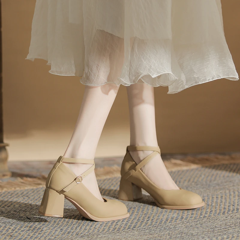 一字式扣带圆头皮鞋法式百搭方根高跟鞋2025新款单鞋女时装凉鞋