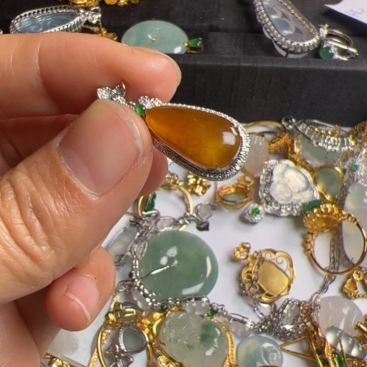 翡翠吊坠(不含链)18K金镶嵌ꕥ****翡翠吊坠项链