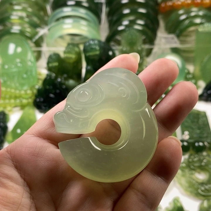 未镶嵌蛇纹石玉颈饰