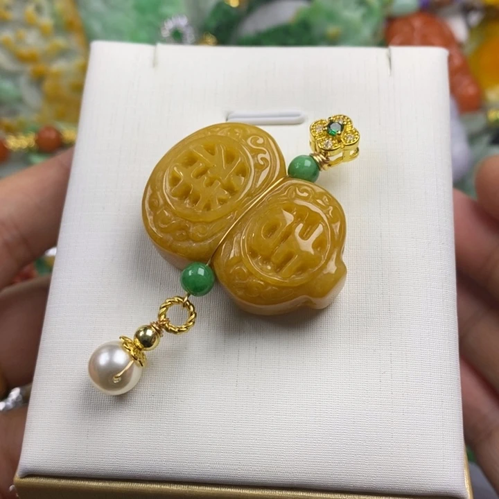 翡翠未镶嵌吊坠(赠链)