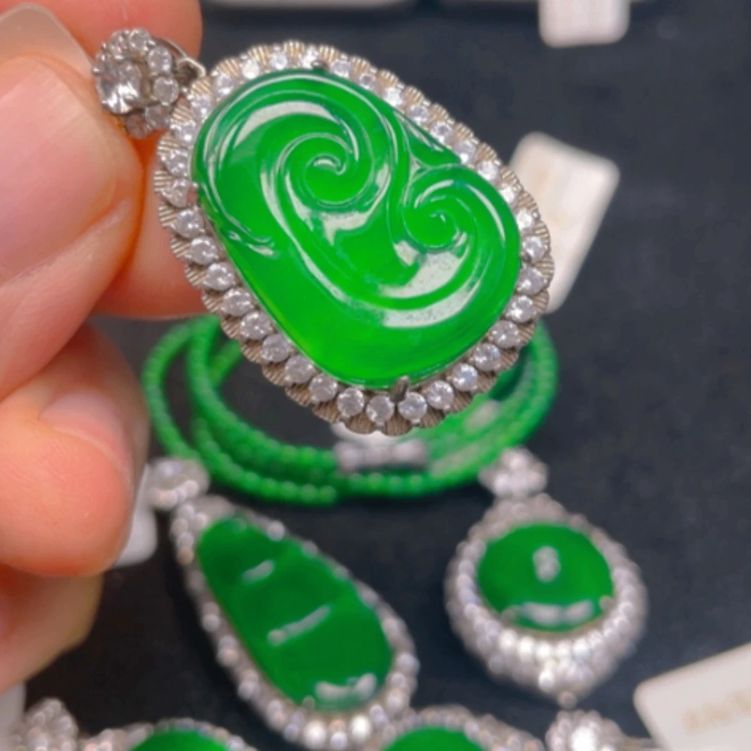 【闪购商品】颈饰银S925镶嵌翡翠吊坠