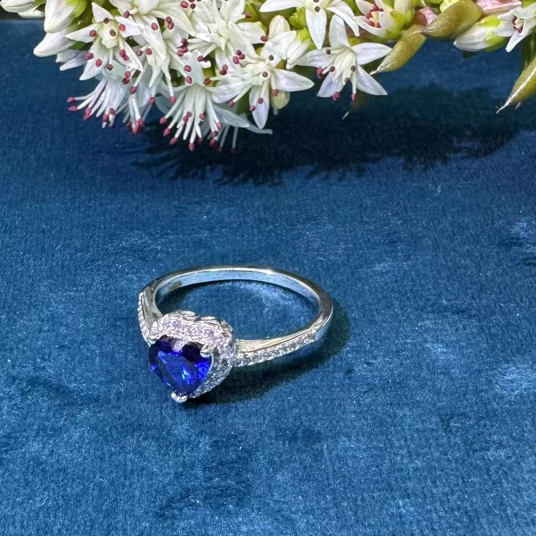 《千年甄选》中.缅D1-25蓝宝倾心爱心戒指