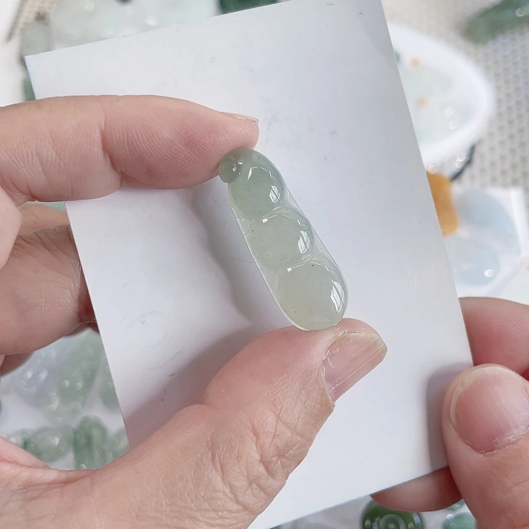 翡翠未镶嵌颈饰豆子