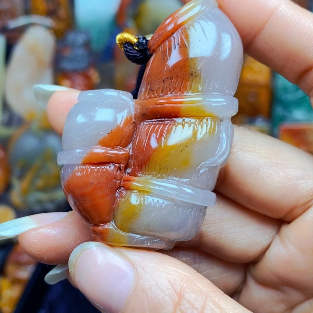 石英质玉（黄龙玉）未镶嵌颈饰