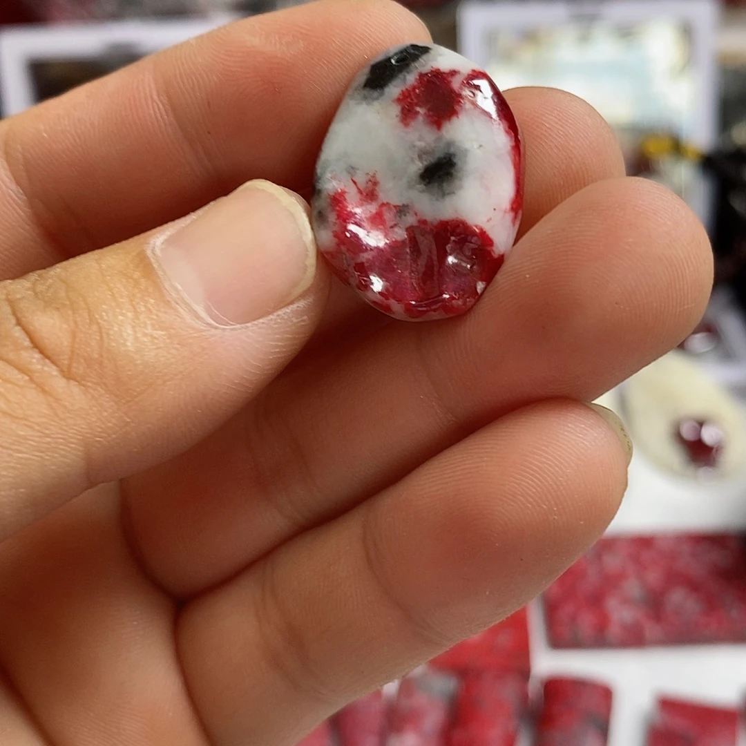 天然辰砂原石晶体吊坠