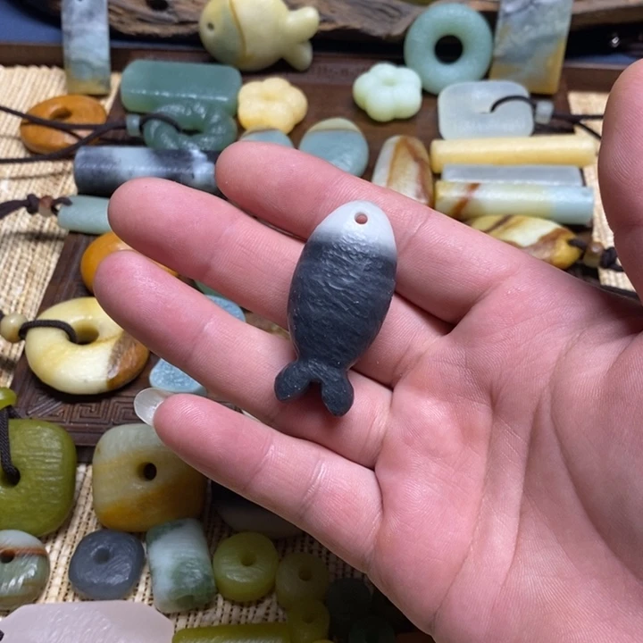 风***人蛇纹石玉未镶嵌颈饰