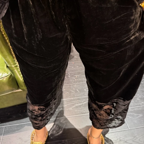 9001-1#《烧花裤》重工休闲百搭显瘦丝绒荷叶边裤子