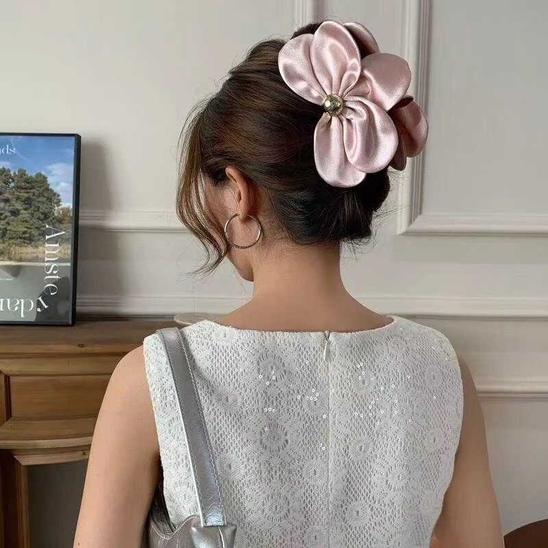 缎面光泽感立体花瓣抓夹女2025新款发夹夏季后脑勺半扎发抓鲨鱼