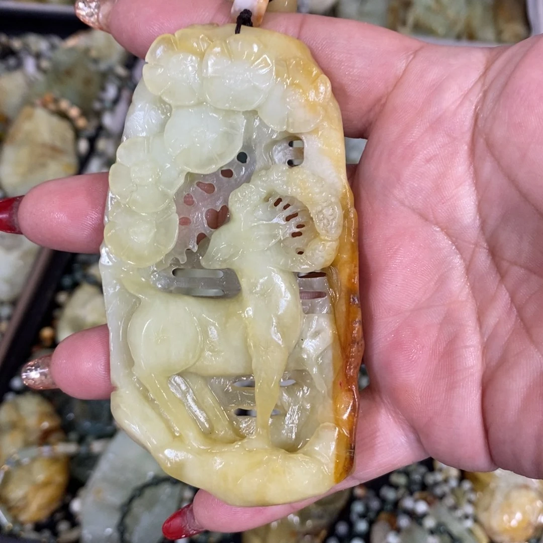 蛇纹石玉颈饰未镶嵌