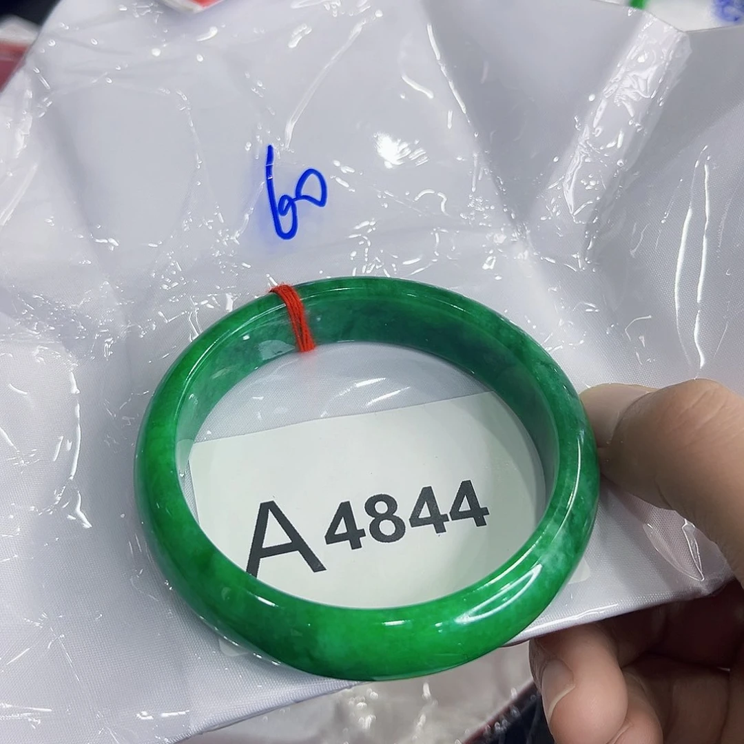 翡翠手镯未镶嵌手镯