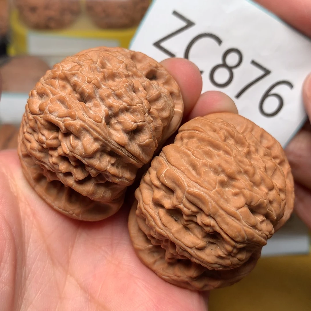 文玩核桃把件粗筋红皮闷白45