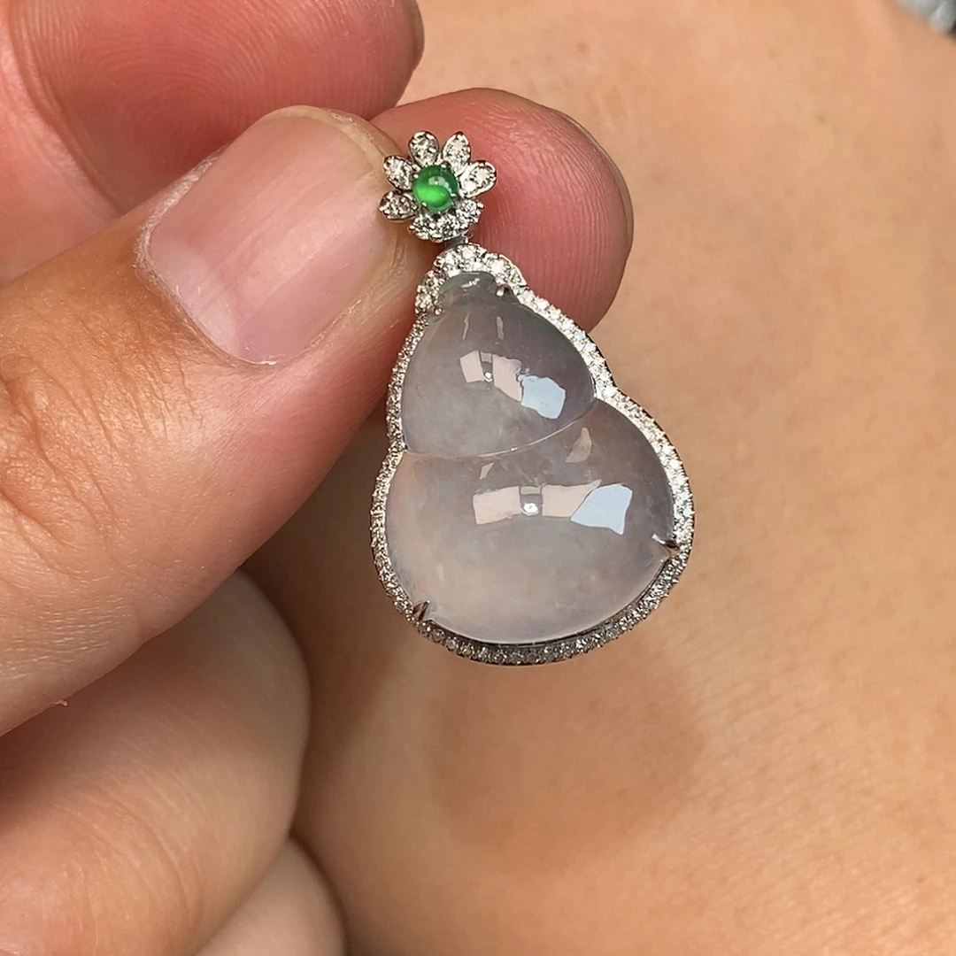 翡翠18K金镶嵌颈饰葫芦