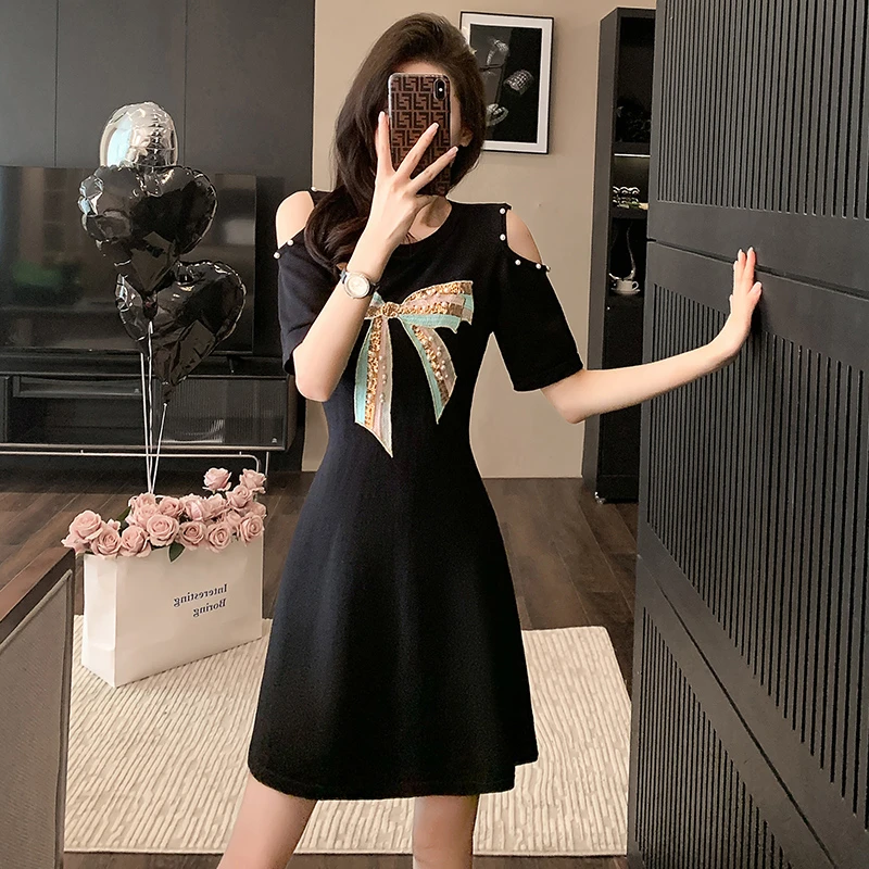 法式设计感露肩黑色连衣裙女2025夏季新款蝴蝶结重工钉珠休闲裙子