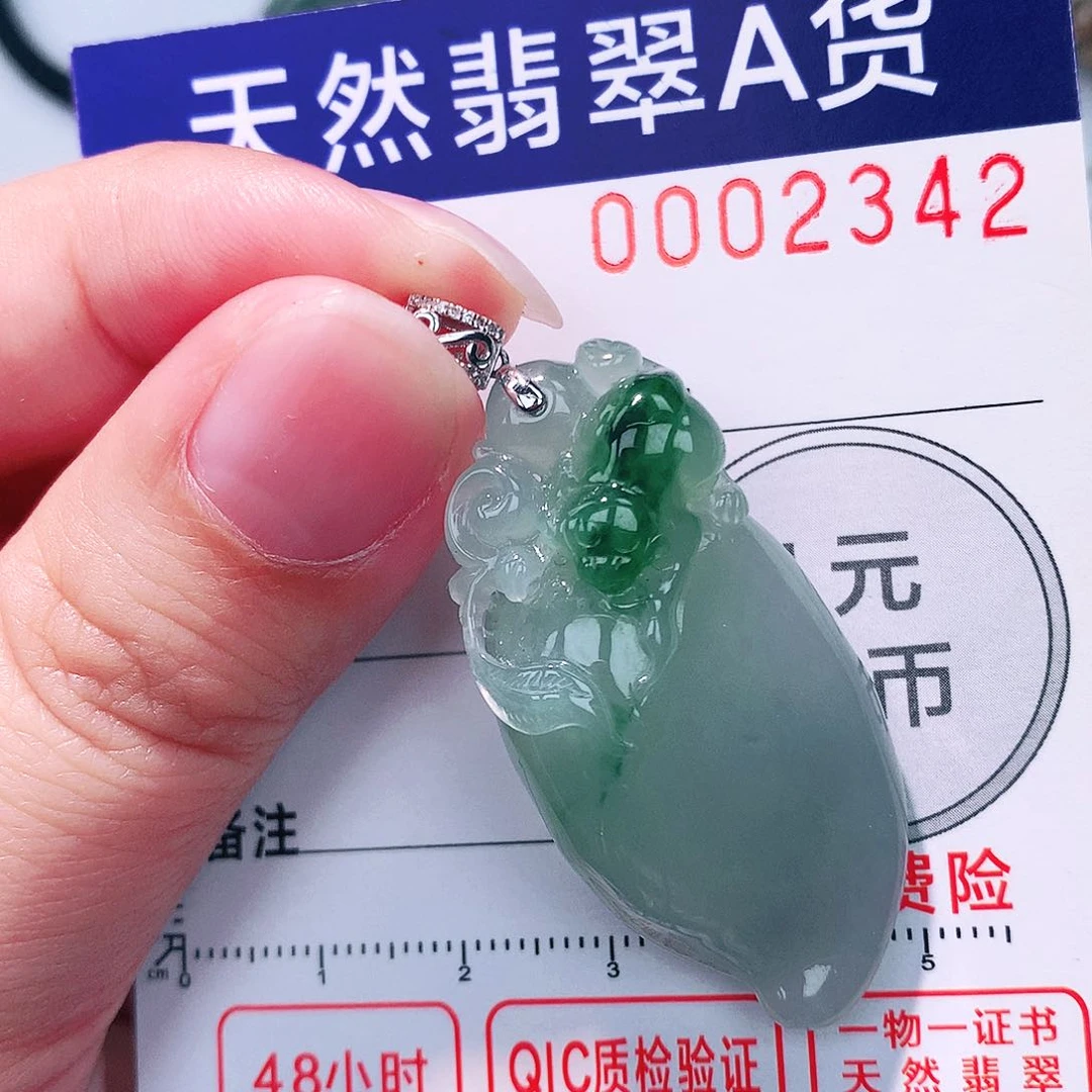 颈饰18K金镶嵌翡翠吊坠