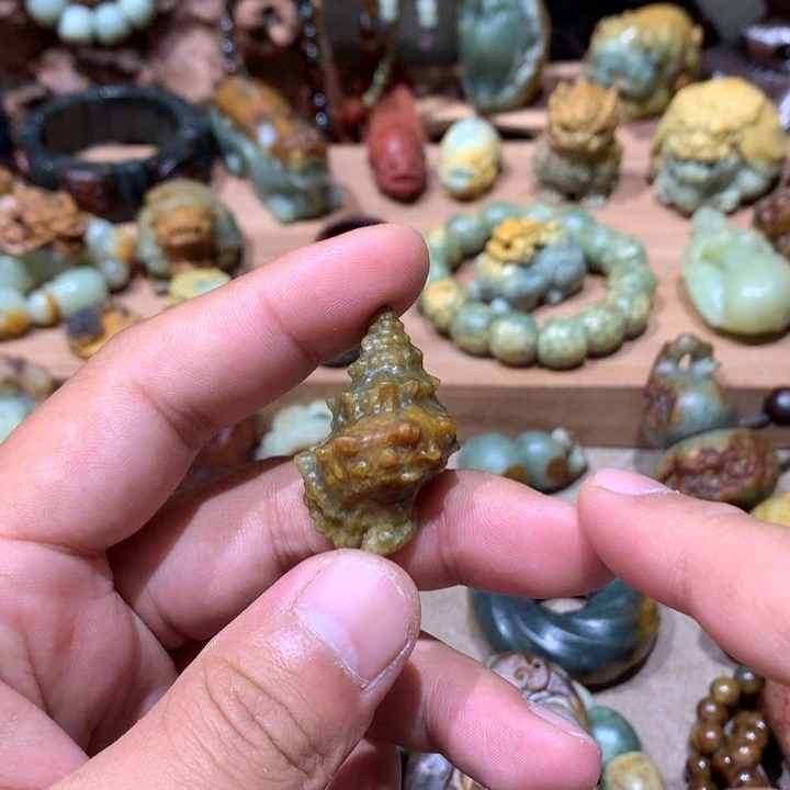 未镶嵌岫岩河磨玉（透闪石质玉）挂件