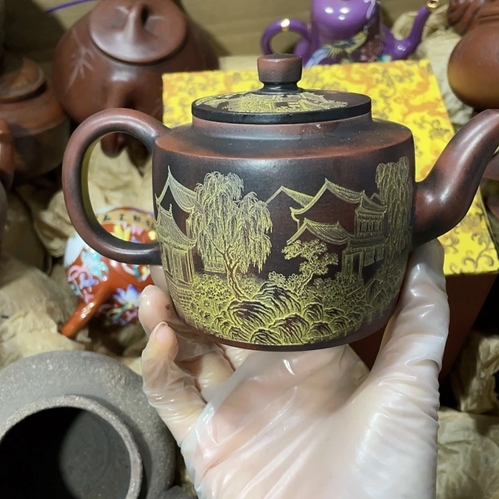 紫砂茶壶矿泥料，手工制作的一把紫砂壶。
