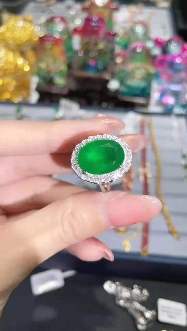 18K金镶嵌天然祖母绿戒指