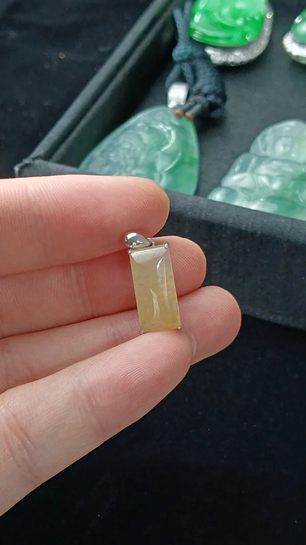 黄翡小鼻嘎18K镶嵌吊坠