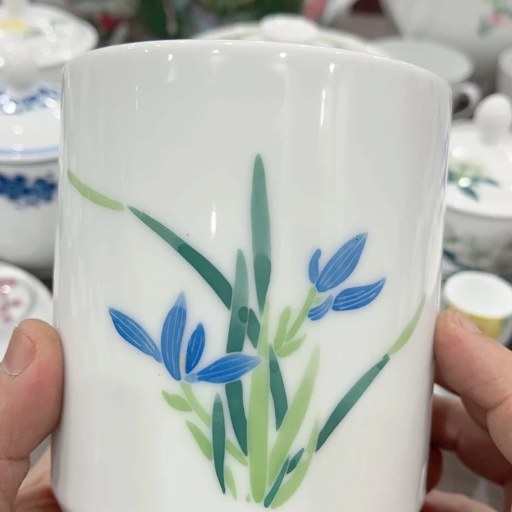 杯釉下五彩的瓷器和瓷器