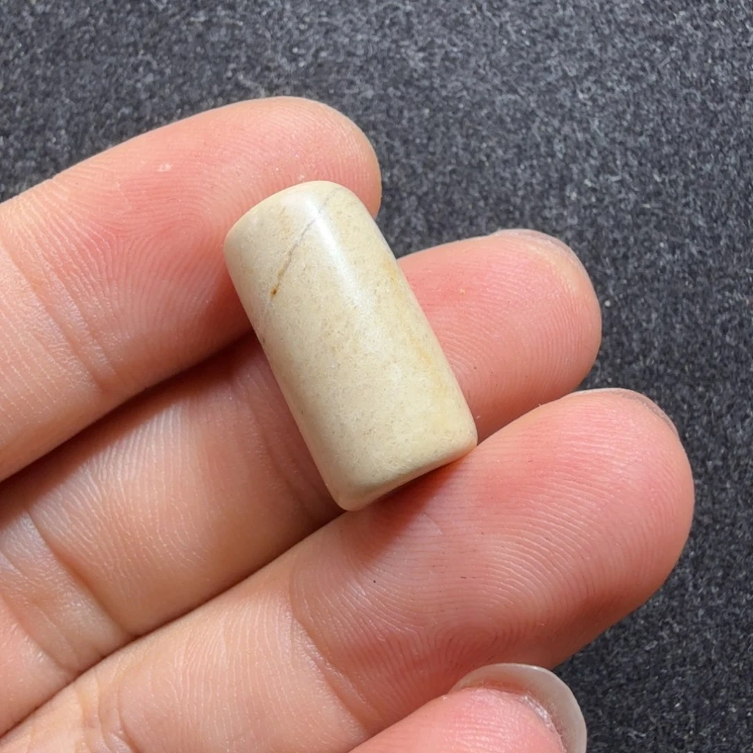 透闪石质玉未镶嵌颈饰是**吖