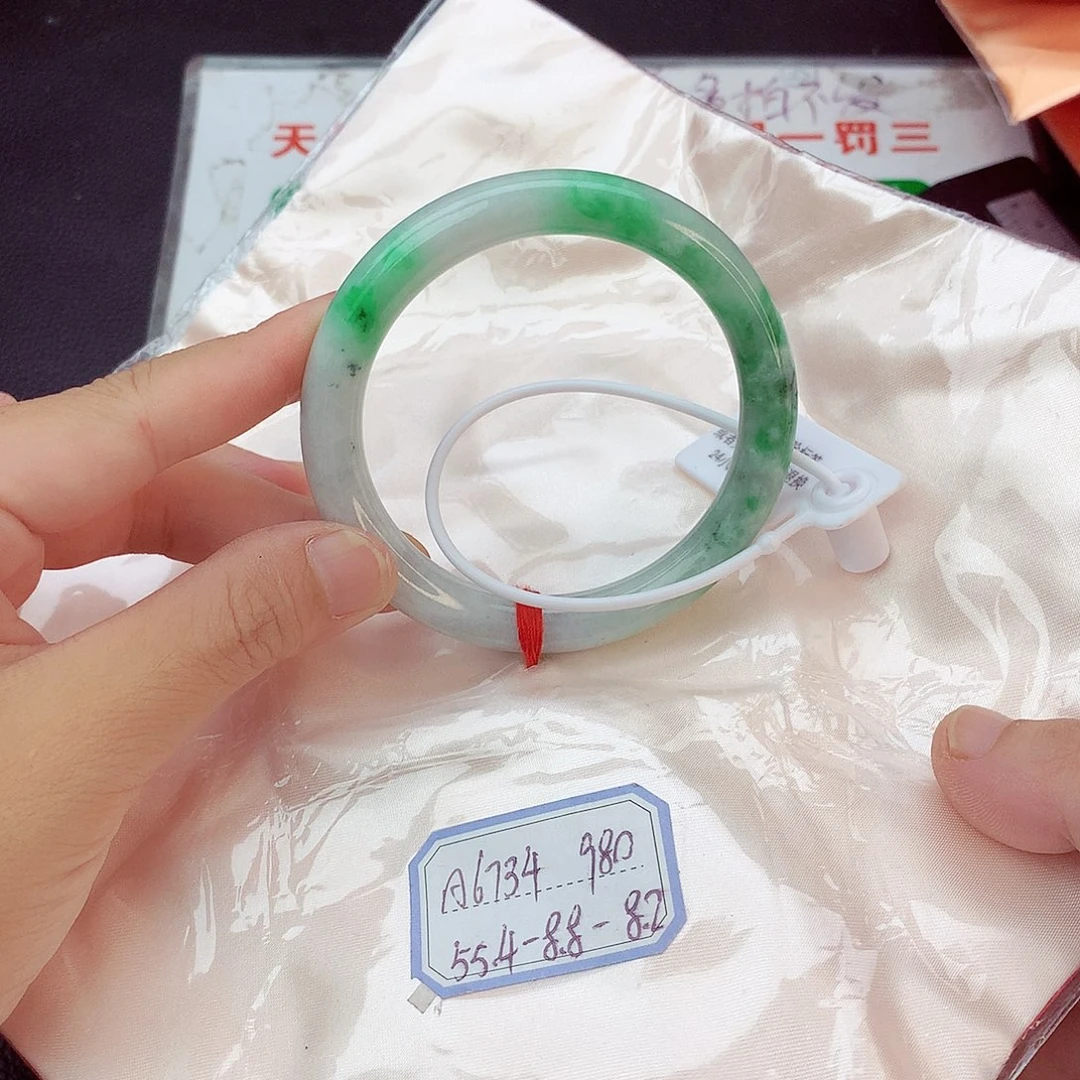 翡翠手镯未镶嵌翡翠