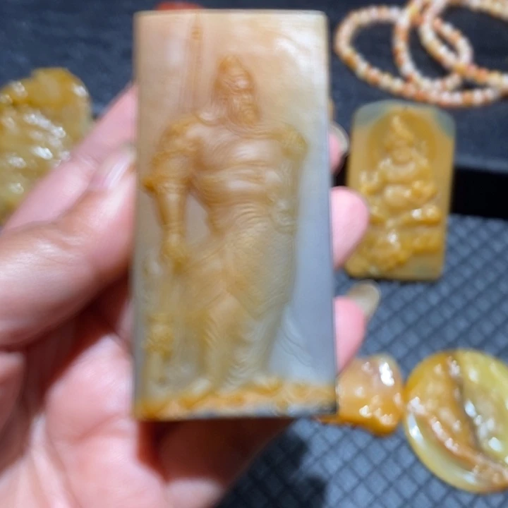 未镶嵌石英质玉（黄龙玉）颈饰