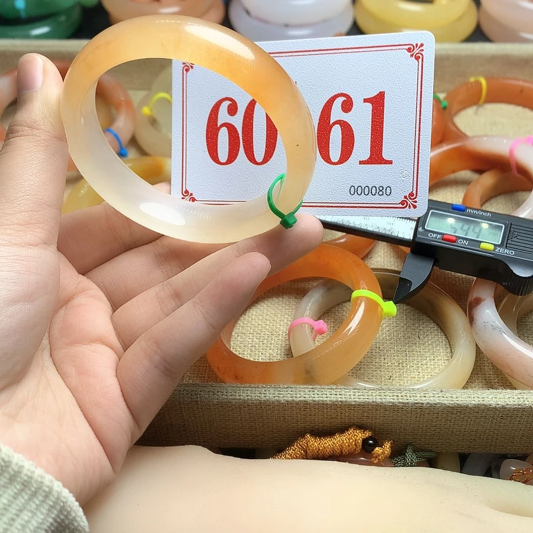 未镶嵌石英质玉（黄龙玉）手镯