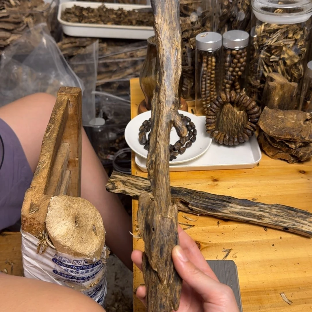 沉香沉香碎屑蓝宝石块料67克