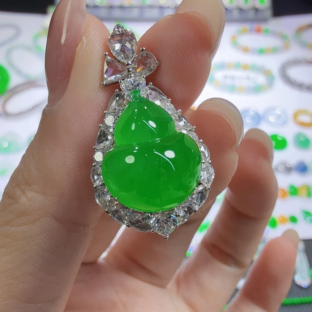 黑***果翡翠18K金镶嵌颈饰葫芦