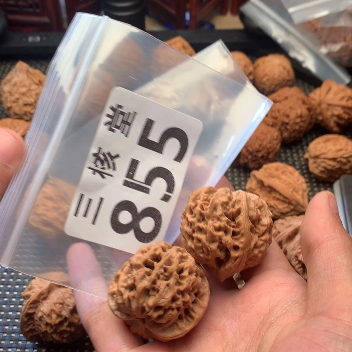阔***虎文玩核桃吊坠太行龙纹