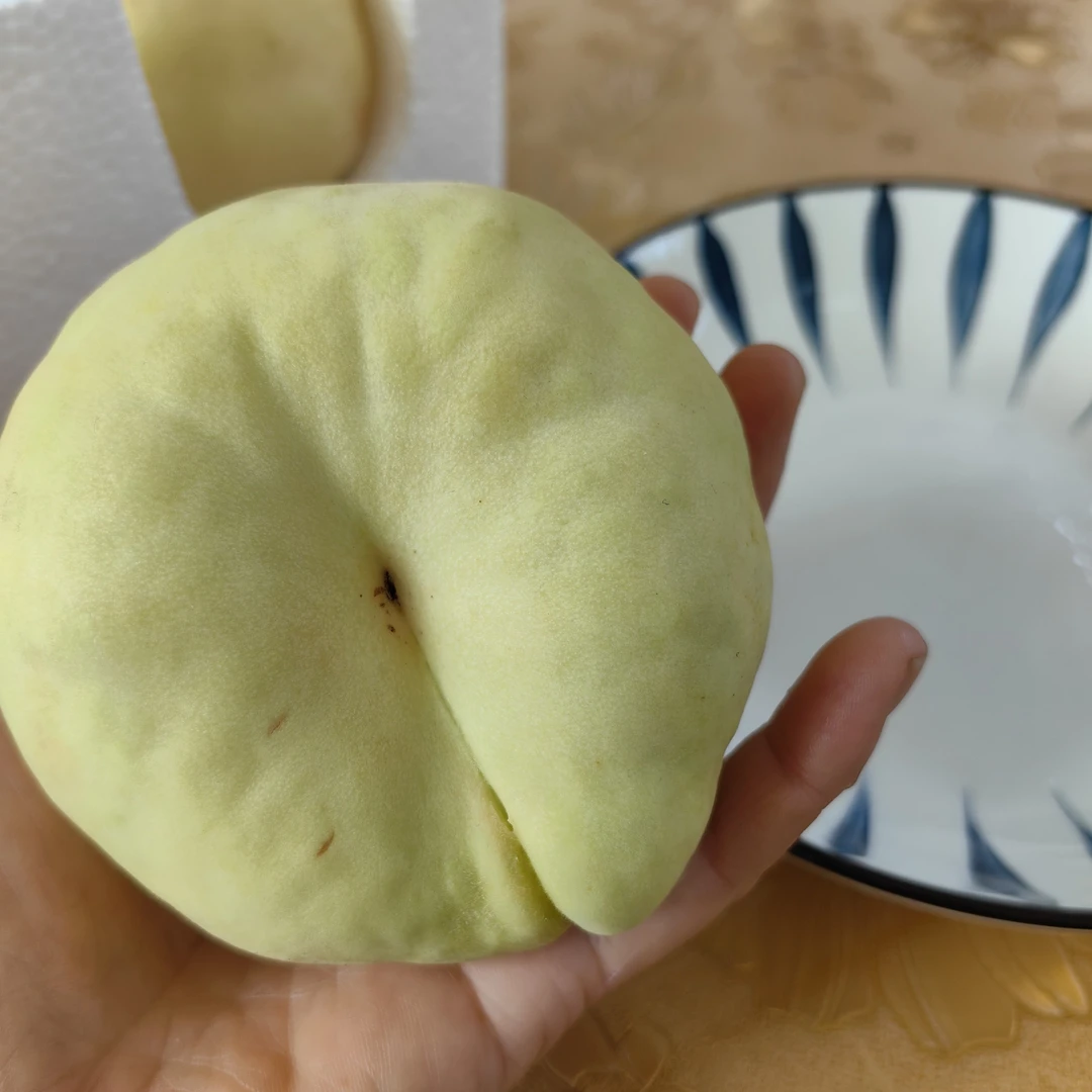 新鲜毛蟠桃秋季蟠桃桃香浓郁