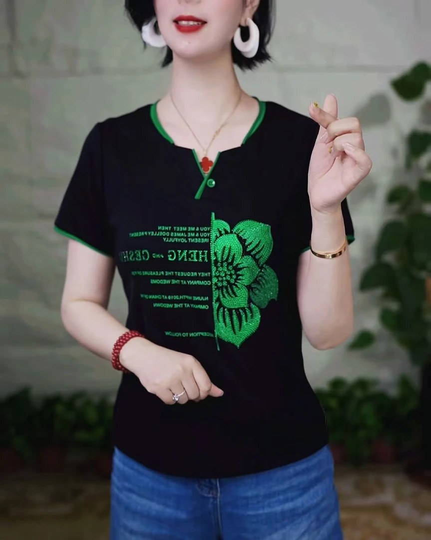 2025夏季时尚烫钻v领新款短袖T恤洋气百搭遮肉显瘦宽松休闲上衣
