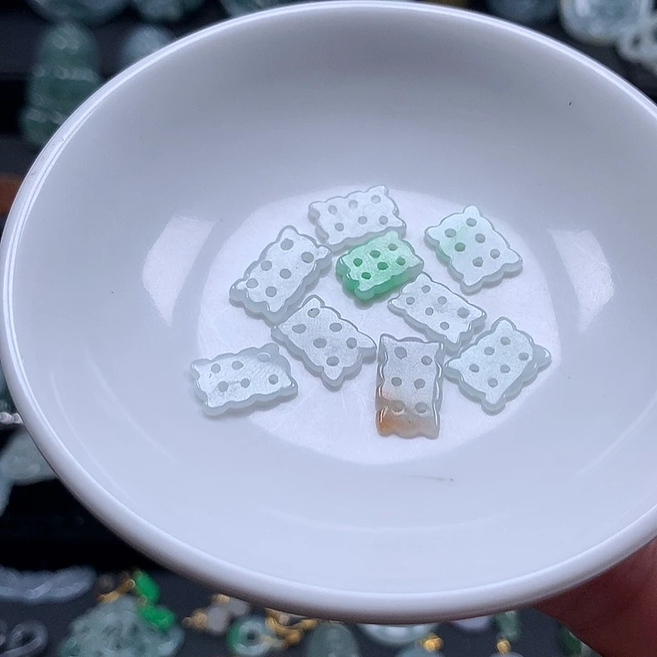 翡翠未镶嵌颈饰翡翠首饰