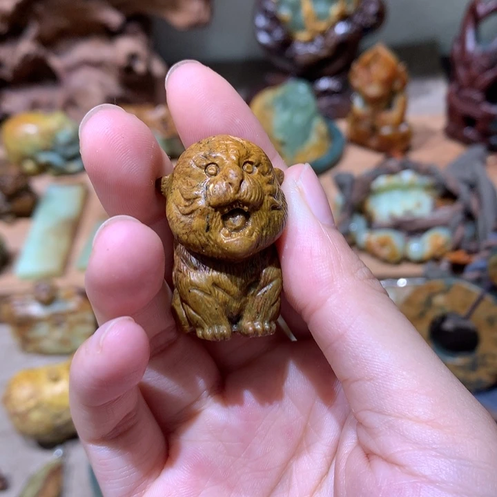 未镶嵌岫岩河磨玉（透闪石质玉）把件