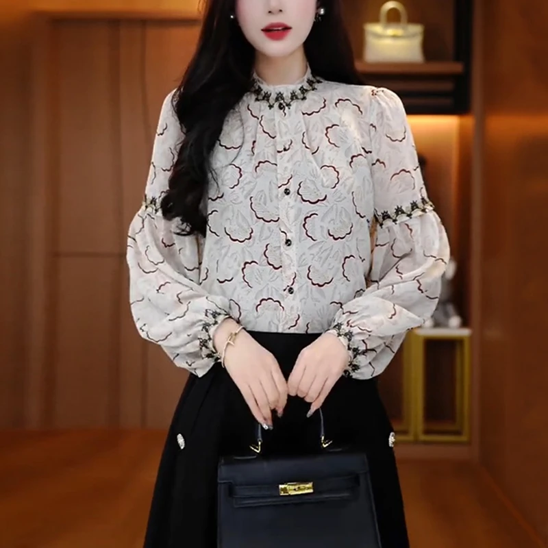 高端气质花边领印花衬衫女春时尚减龄显瘦遮肉薄款单排扣长袖上衣