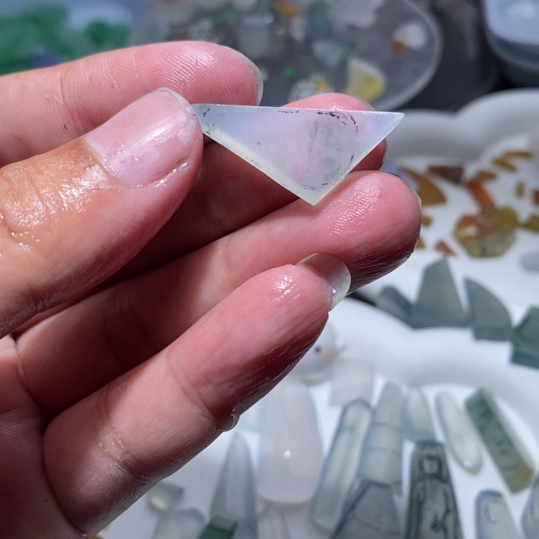 定制翡翠未镶嵌豆子。随行叶子料