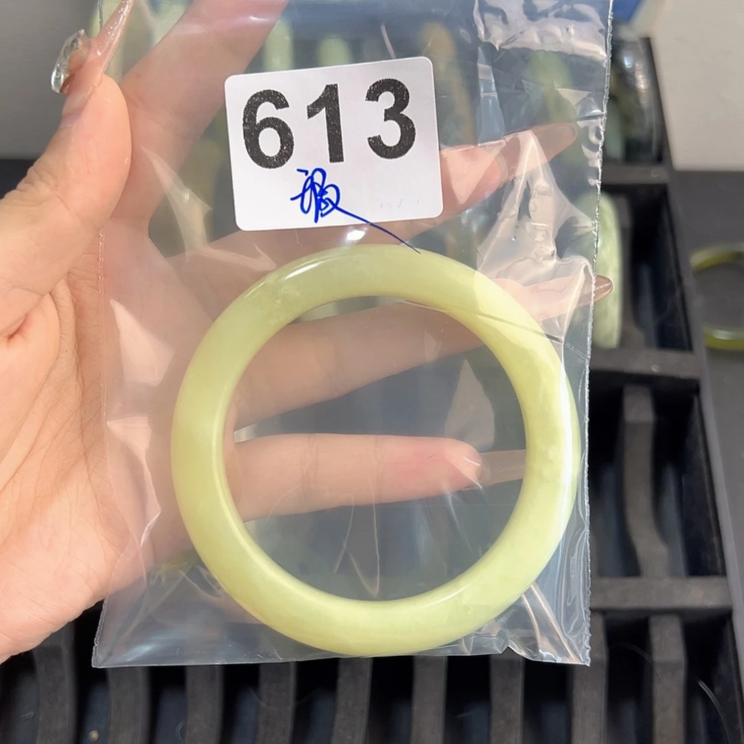 初***妍蛇纹石玉未镶嵌手镯
