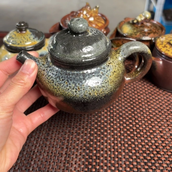 紫砂茶杯中容天壶