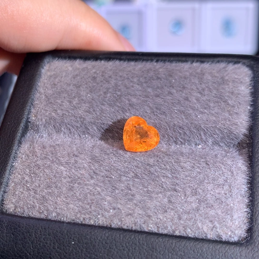未镶嵌裸石石榴石（芬达石）2.345ct