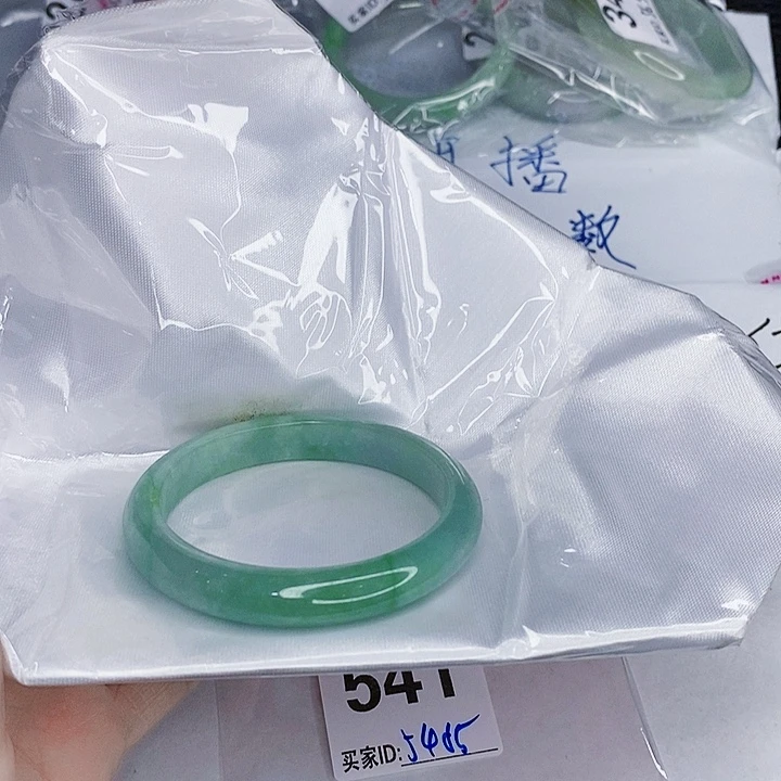 翡翠未镶嵌手镯一图一物实物为准（微瑕处理）