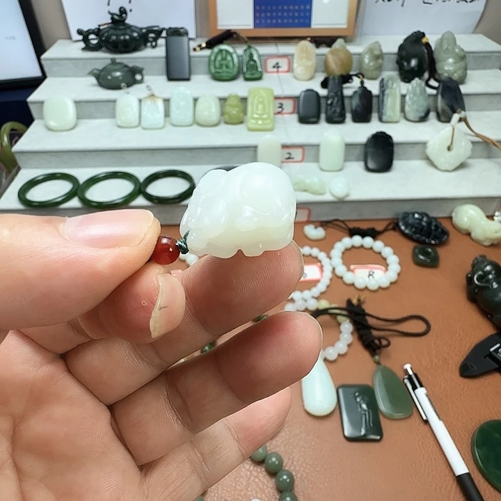 林***涵和田玉未镶嵌颈饰