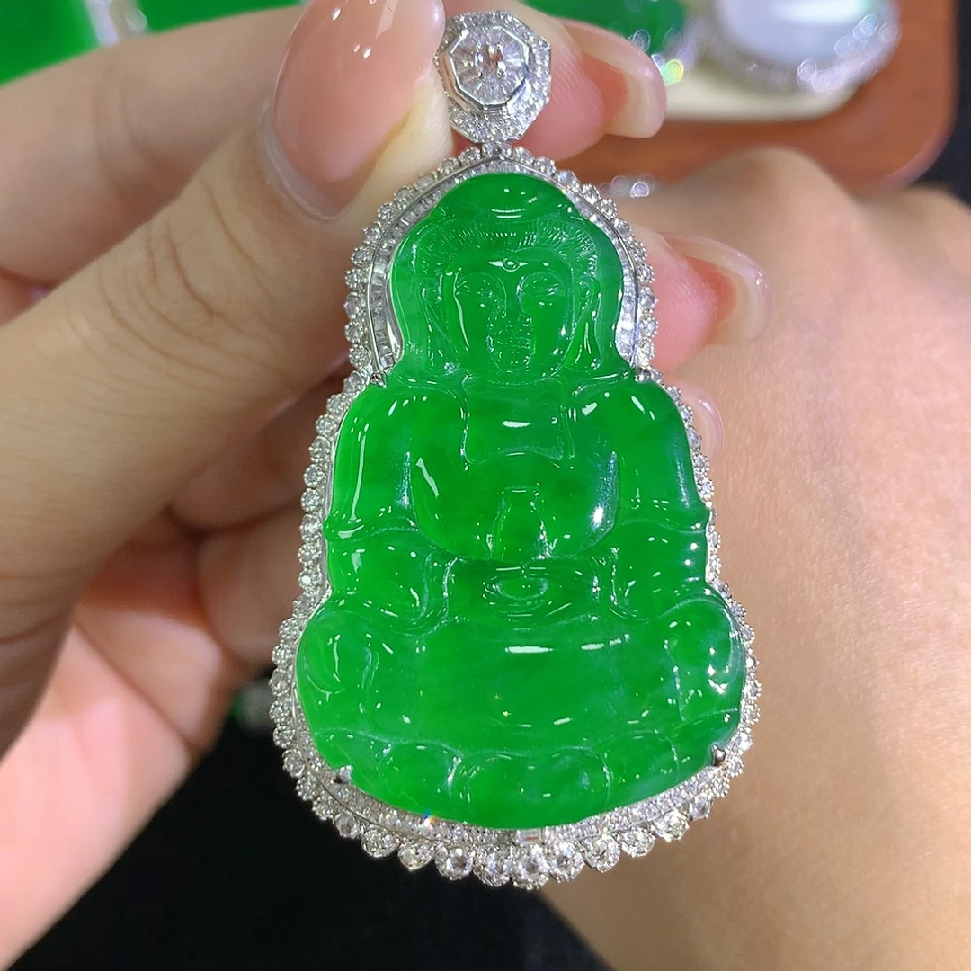 翡翠18K金镶嵌颈饰观音