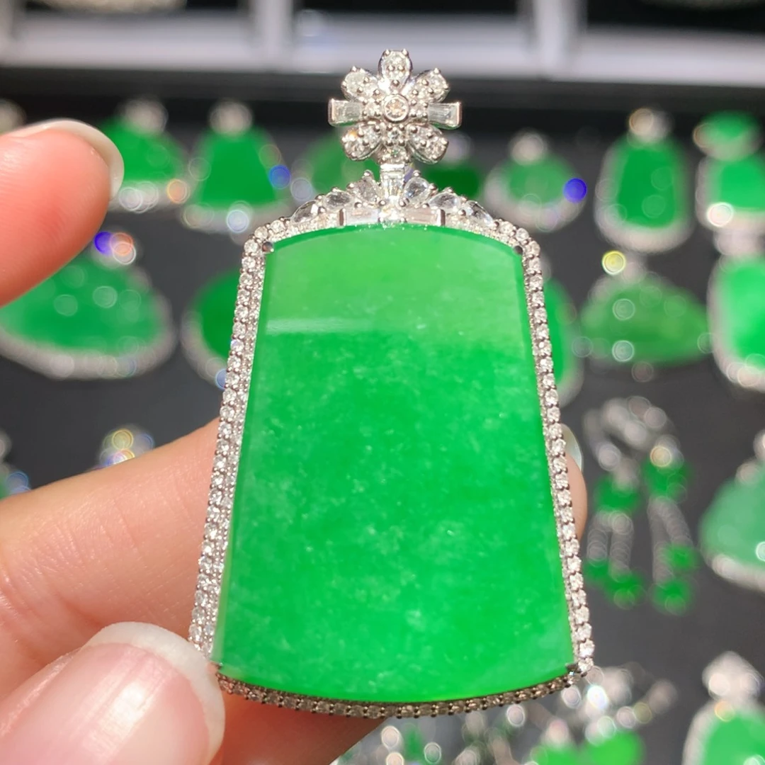 翡翠颈饰18K金镶嵌翡翠