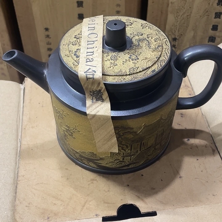 茶壶紫砂原矿泥料，手工制作的一把紫砂壶。