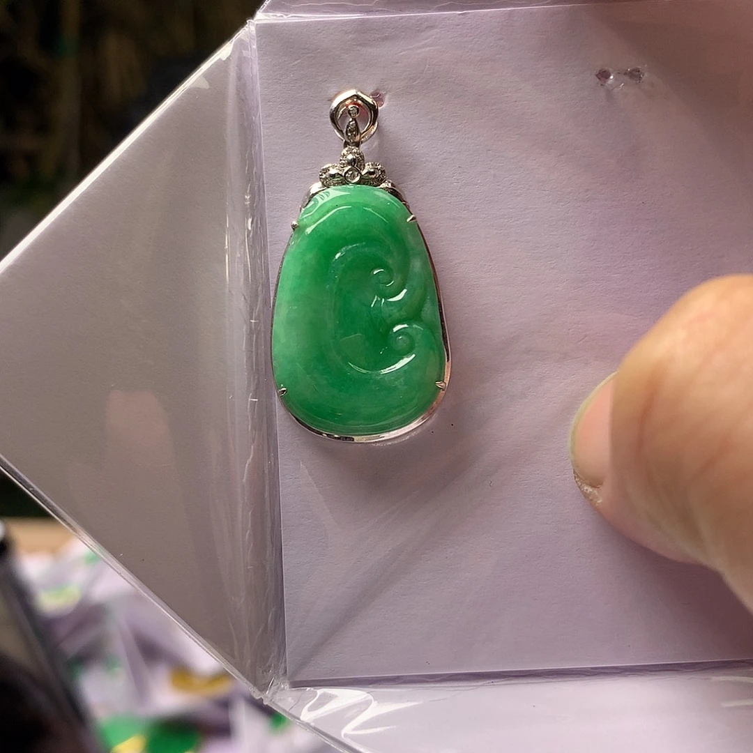 翡翠18K金镶嵌颈饰如意