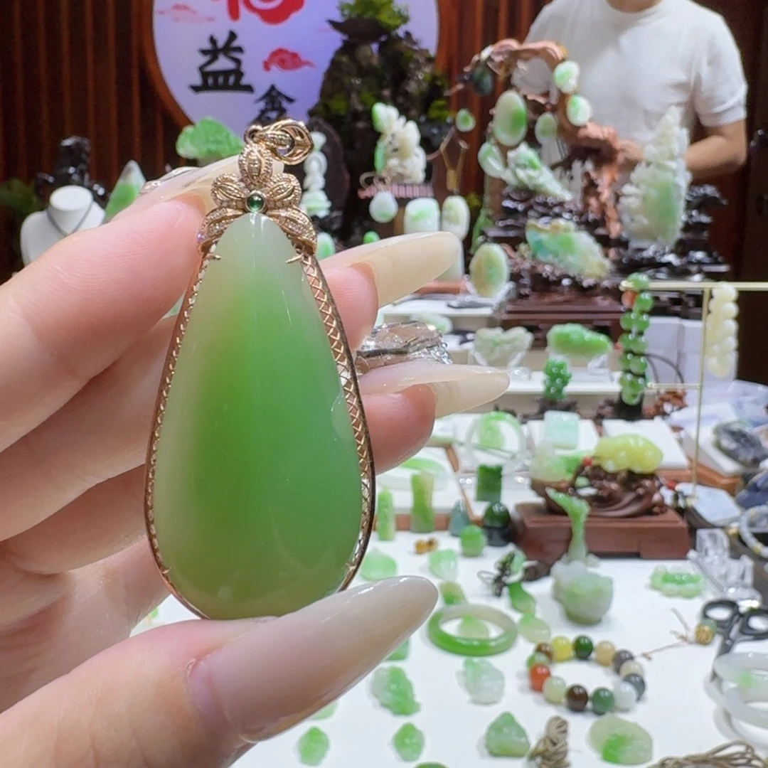 18K金镶嵌和田玉（翠青玉）挂件翠青水滴