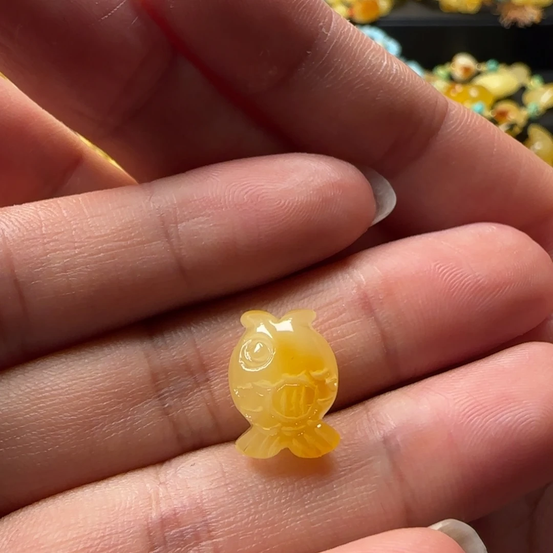 嘟***蜜蜡未镶嵌颈饰蜜蜡俏色小鱼（打孔不退换）
