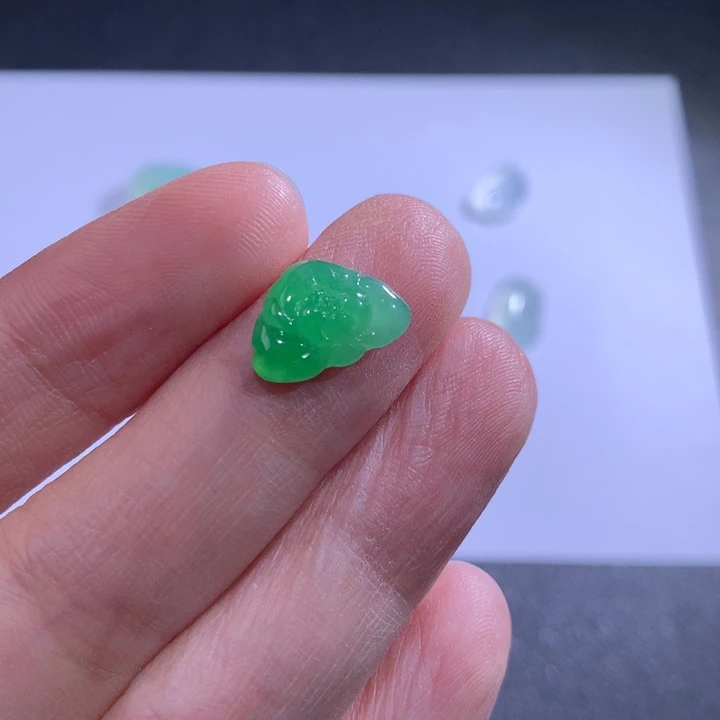 翡翠未镶嵌颈饰荷花